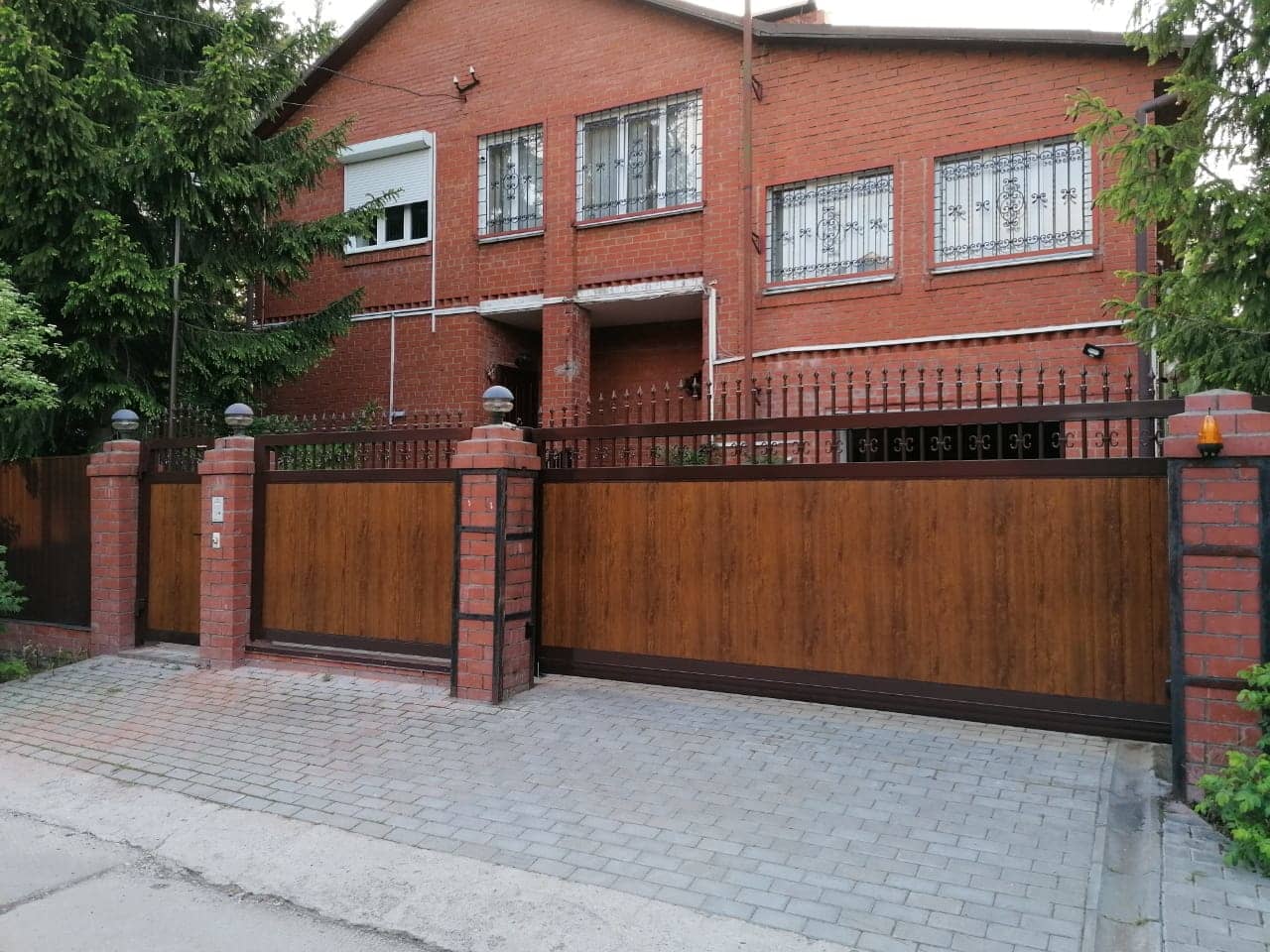 Уличные ворота DoorHan в Казани с установкой