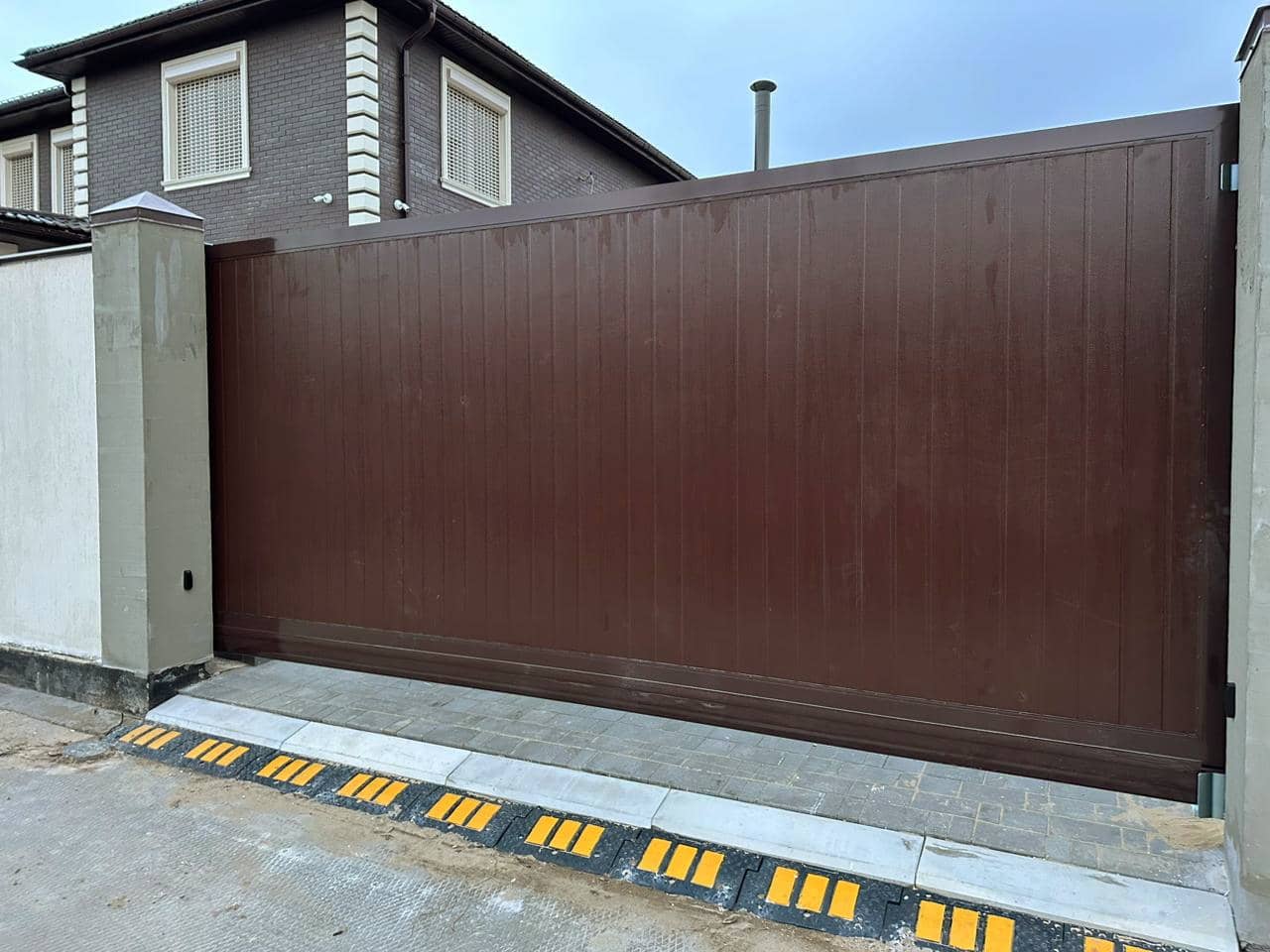 Уличные ворота DoorHan в Казани с установкой