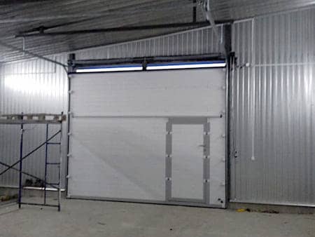 Подъемные ворота с калиткой для гаража в Казани